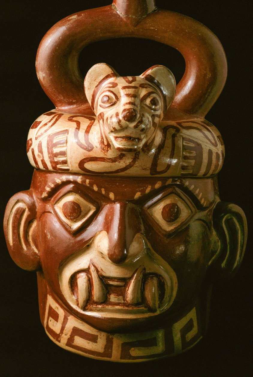 Um artefacto de cerâmica com boca com presas encontrado em El Brujo, um complexo remoto de ruínas de pirâmides dos Moche - uma cultura que governou a costa norte do Peru entre cerca de 100 e 800 d.C. Ao escavar no Vale Moche em 1899, o arqueólogo alemão Ma de Ira Block