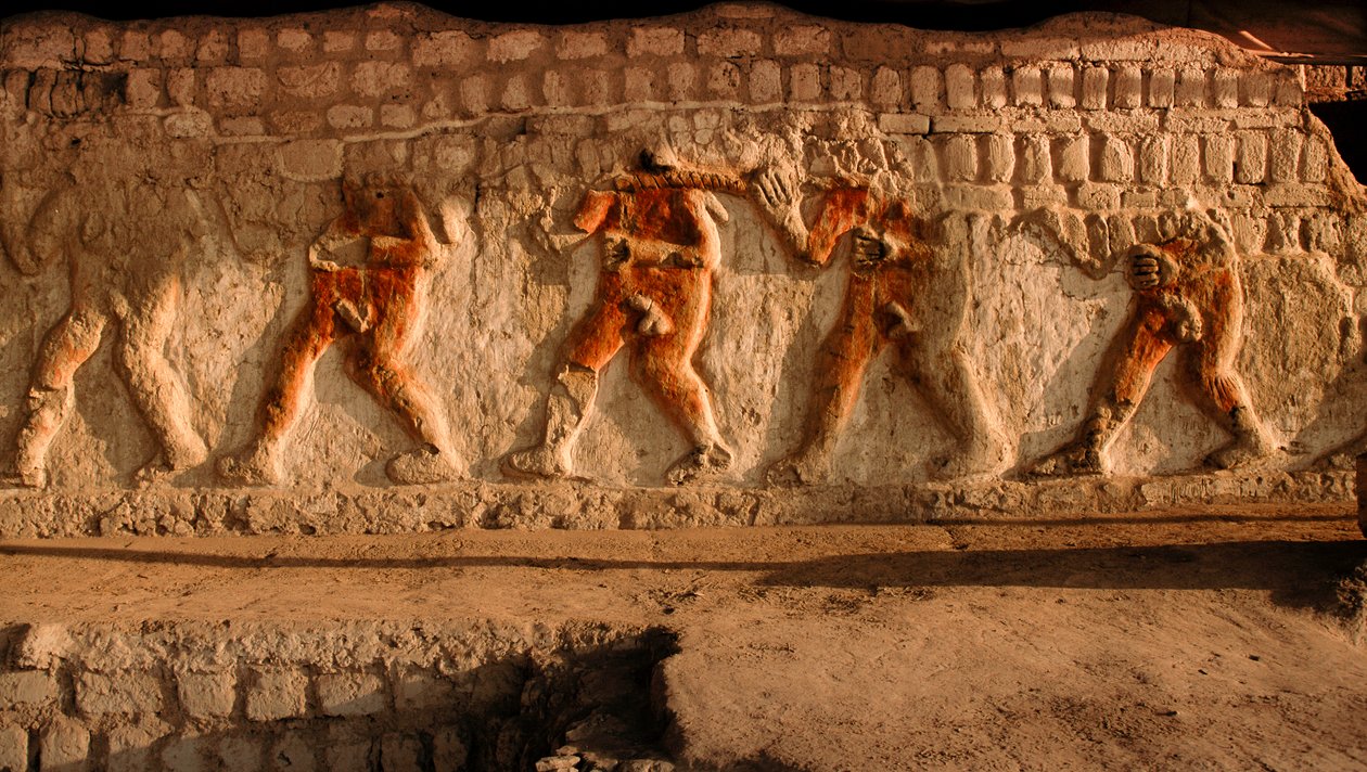 Um friso de prisioneiros nus dos Moche nas paredes da Huaca Cao Viejo em El Brujo, um complexo remoto de ruínas piramidais dos Moche - uma cultura que governou a costa norte do Peru desde cerca de A.... de Ira Block