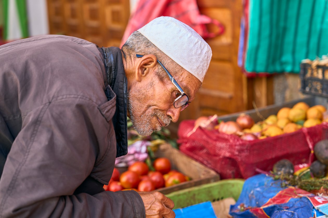 Uma cena de rua na medina de Rabat, Marrocos, 2022 (foto) de Ira Block