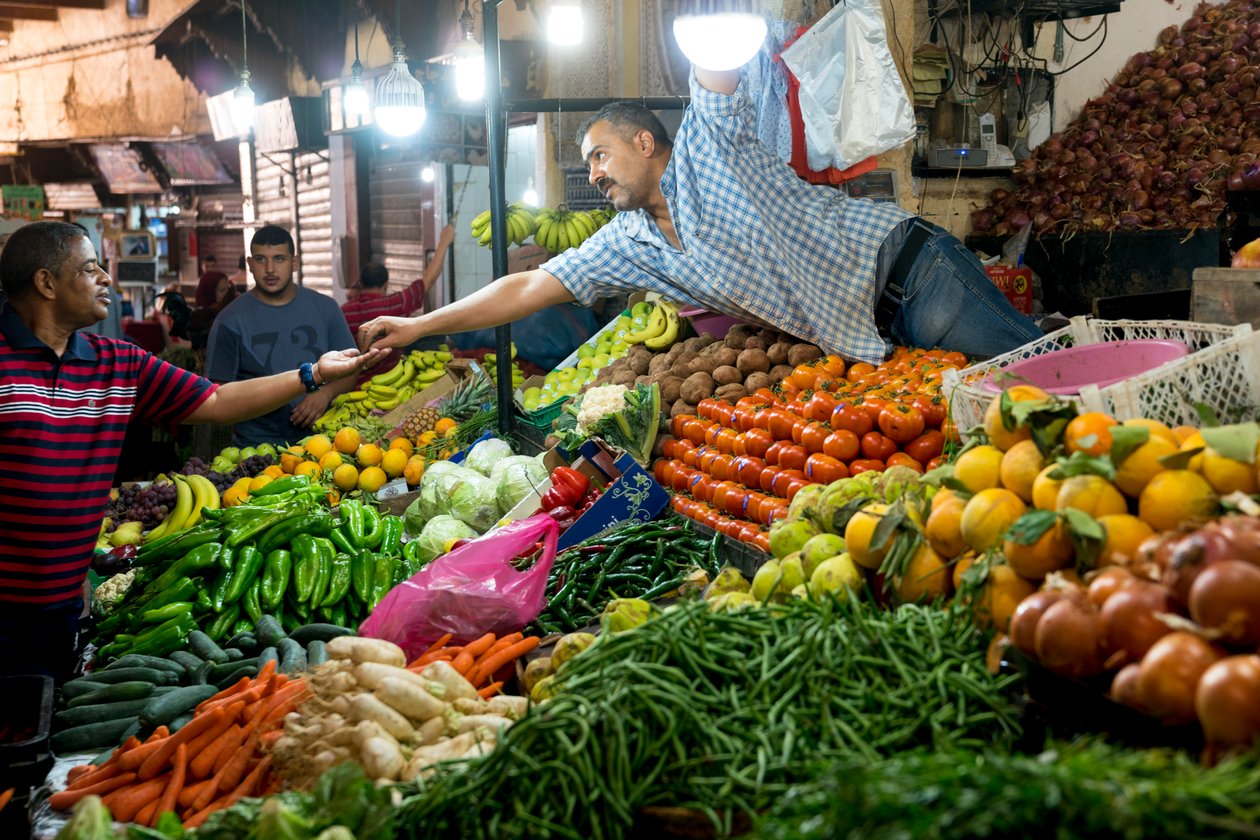 Um vendedor num souk em Fes, Marrocos, 2017 (foto) de Ira Block