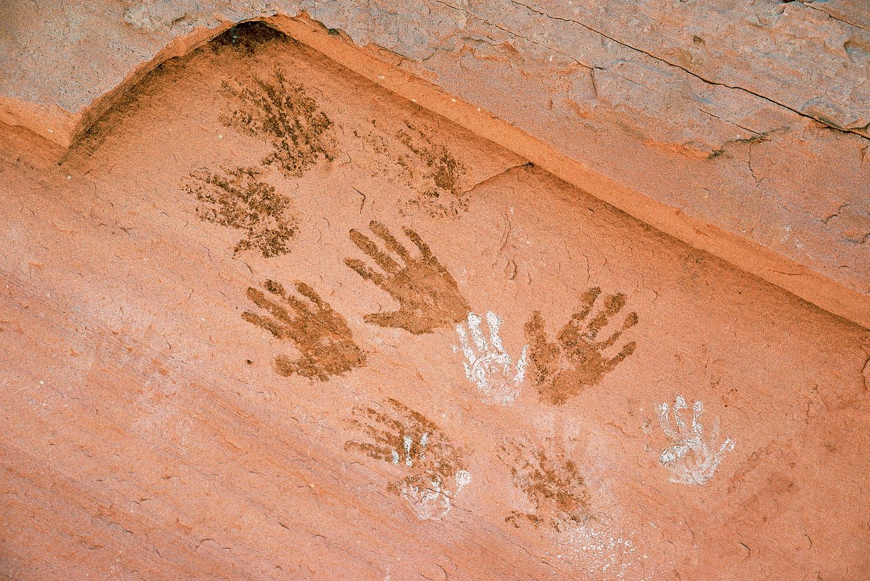 Impressão de mão Anasazi, arte rupestre antiga encontrada em Grand Gulch, Utah. de Ira Block