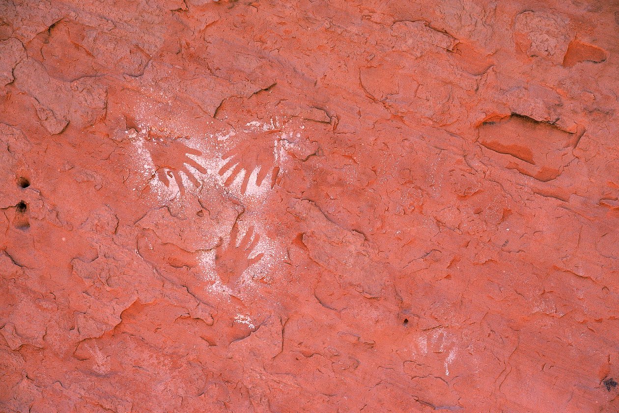 Antiga arte rupestre Anasazi, impressão de mão em Grand Gulch, Utah. de Ira Block