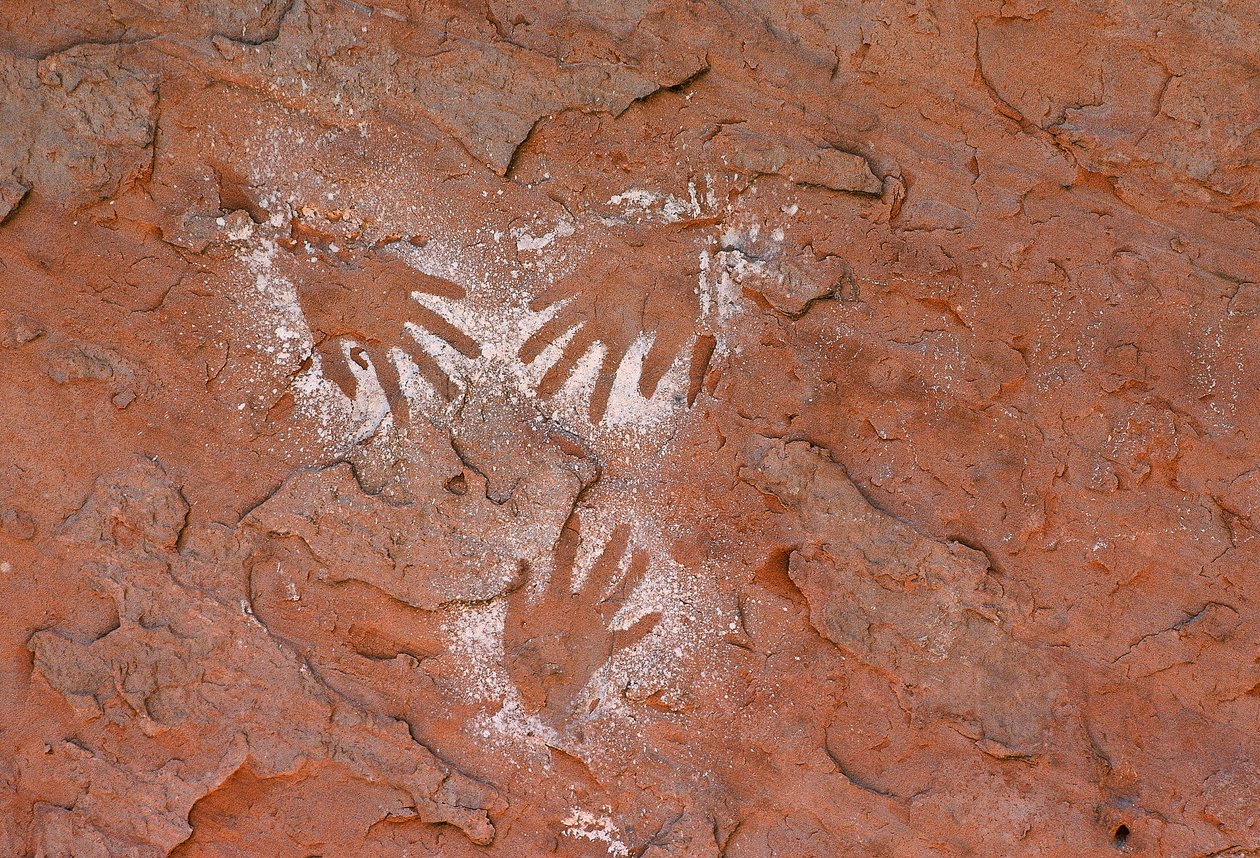 Antiga arte rupestre anasazi, uma impressão de mão em Grand Gulch, Utah de Ira Block