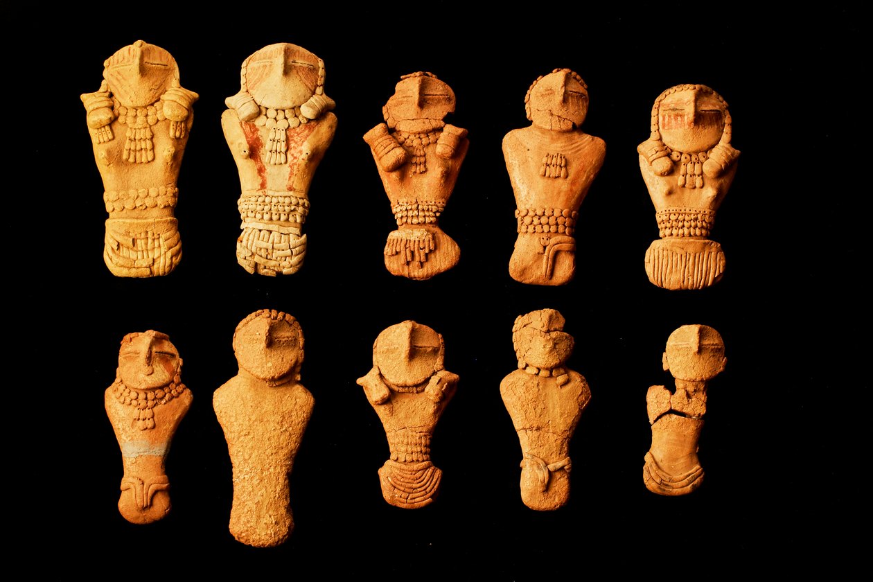 No College of Eastern Utah Prehistoric Museum, em Price, Utah, as estatuetas Pilling da era Fremont, encontradas perto de Range Creek por Clarence Pilling em 1950. de Ira Block