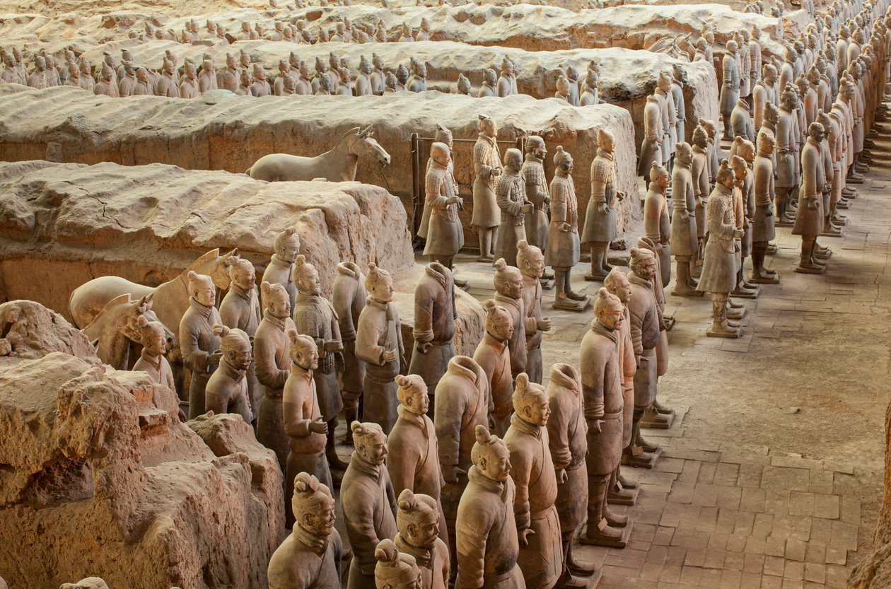 No Museu do Guerreiro de Terra Cotta, cenas dos vários guerreiros na zona do Fosso 1, 2009 (foto) de Ira Block