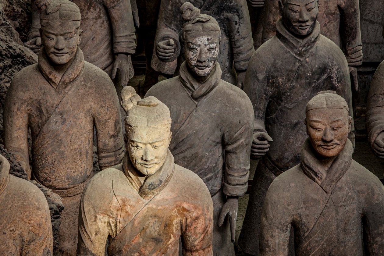 No Museu do Guerreiro de Terra Cotta, cenas dos vários guerreiros na zona do Fosso 1, 2009 (foto) de Ira Block