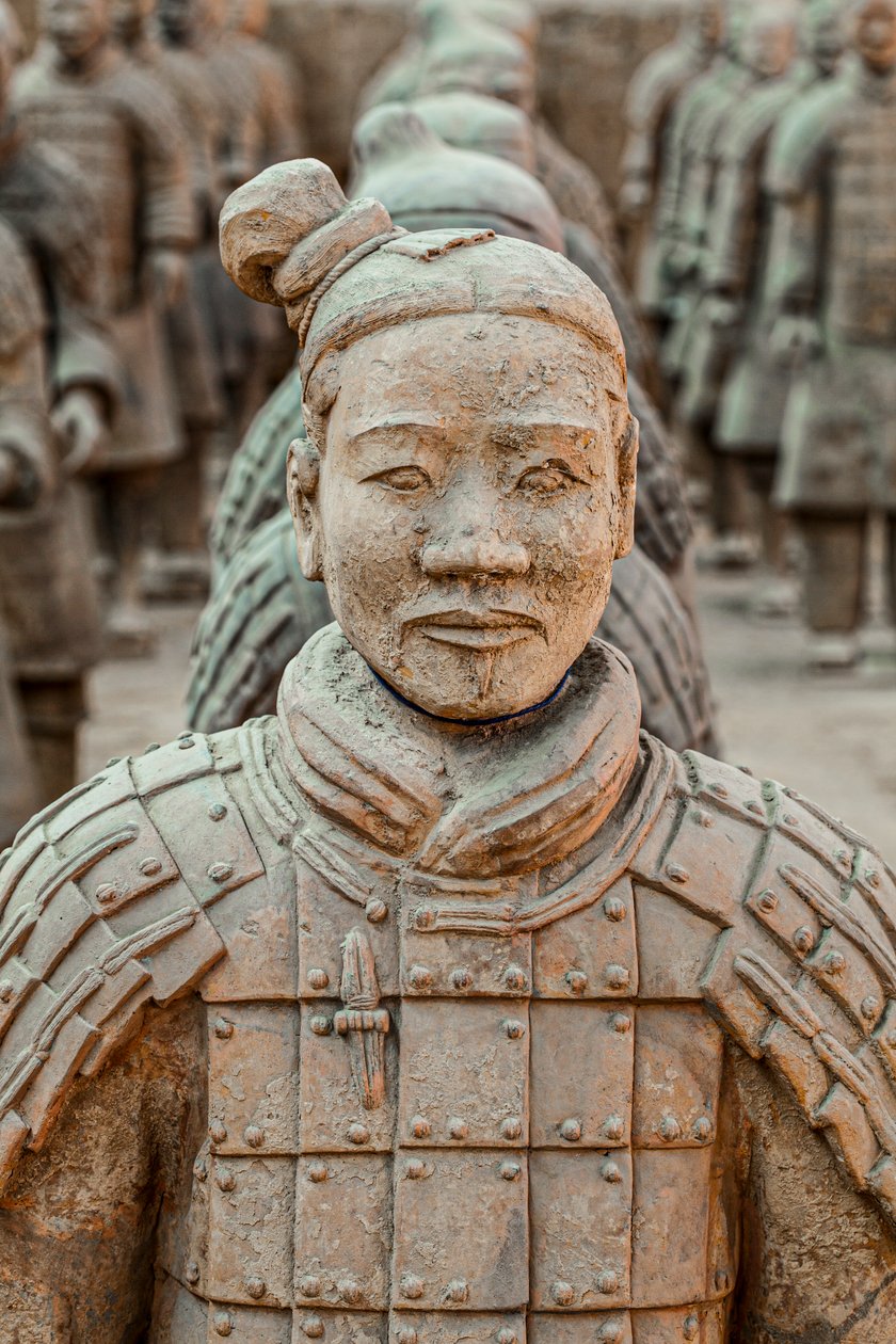 No Museu do Guerreiro de Terra Cotta, cenas dos vários guerreiros na zona do Fosso 1, 2009 (foto) de Ira Block