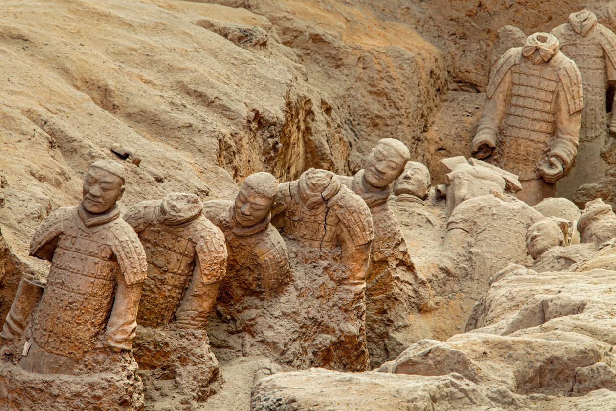 No Museu do Guerreiro de Terra Cotta, cenas dos vários guerreiros na zona do Fosso 1, 2009 (foto) de Ira Block