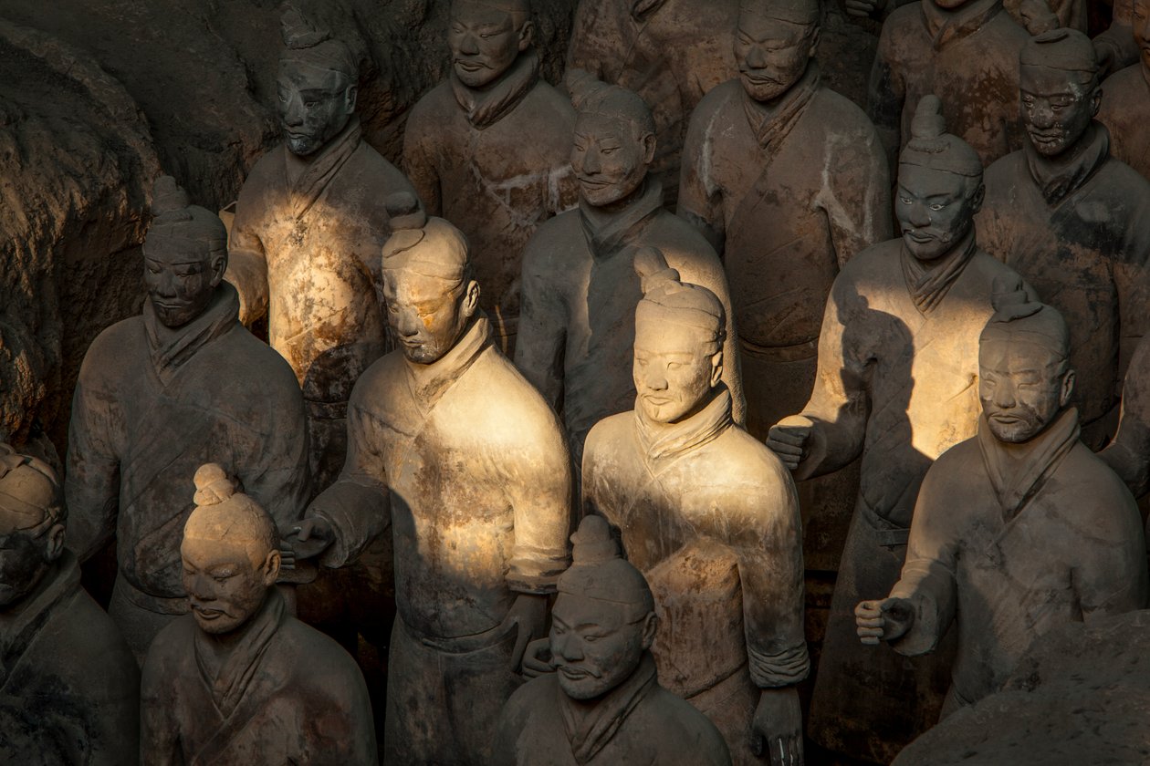 No Museu do Guerreiro de Terra Cotta, cenas dos vários guerreiros na zona do Fosso 1, 2009 (foto) de Ira Block