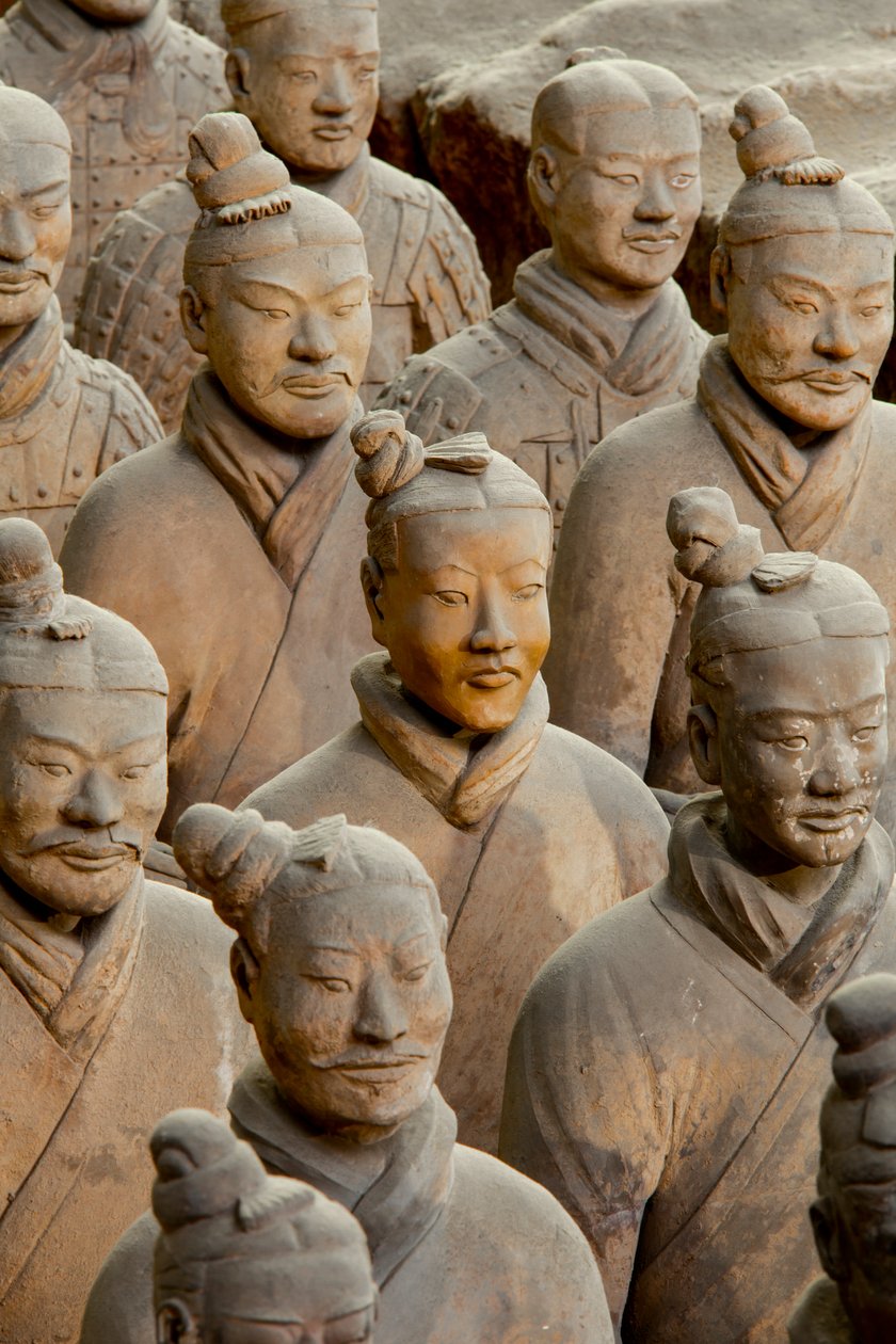 No Museu do Guerreiro de Terra Cotta, cenas dos vários guerreiros na zona do Fosso 1, 2009 (foto) de Ira Block