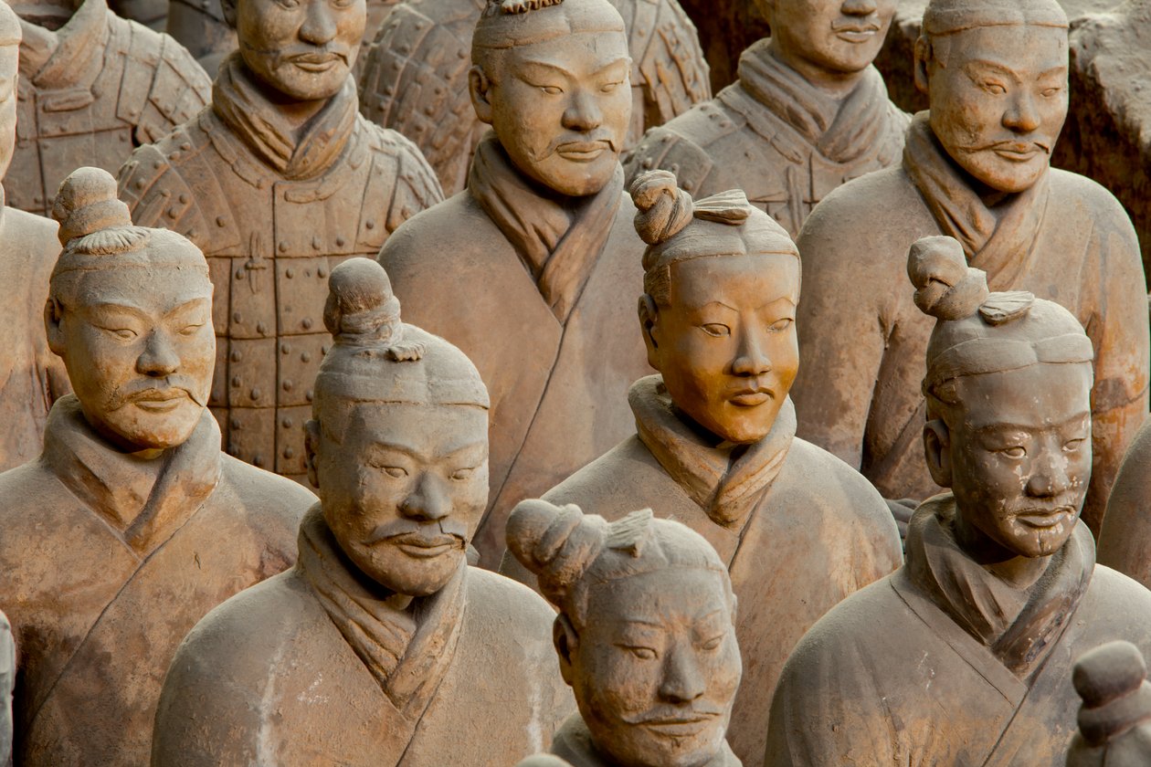 No Museu do Guerreiro de Terra Cotta, cenas dos vários guerreiros na zona do Fosso 1, 2009 (foto) de Ira Block