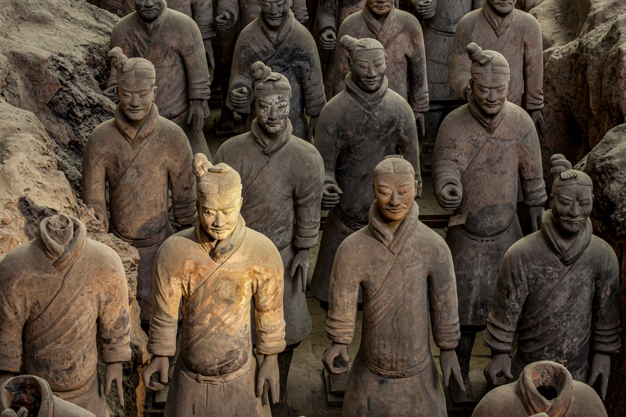 No Museu do Guerreiro de Terra Cotta, cenas dos vários guerreiros na zona do Fosso 1, 2009 (foto) de Ira Block