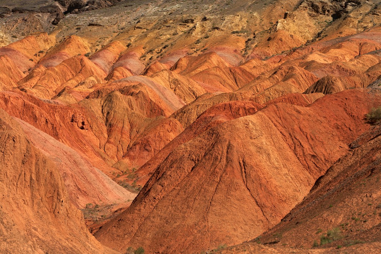Nas rochas coloridas perto do parque de campismo de Wu Cai Wan, no deserto de Gobi, Xinjiang,..., 2007 (foto) de Ira Block