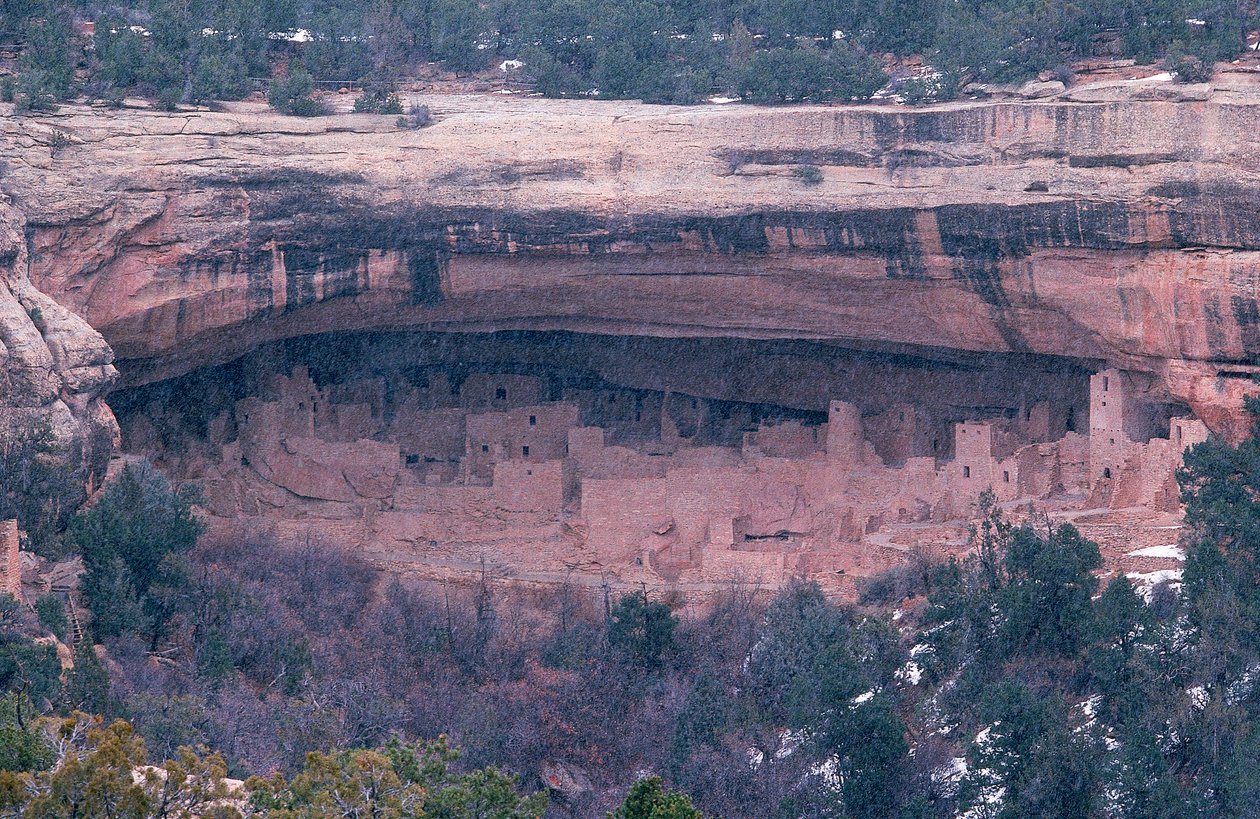 Cliff Palace, no Parque Nacional de Mesa Verde, localizado no canto sudoeste do país... de Ira Block