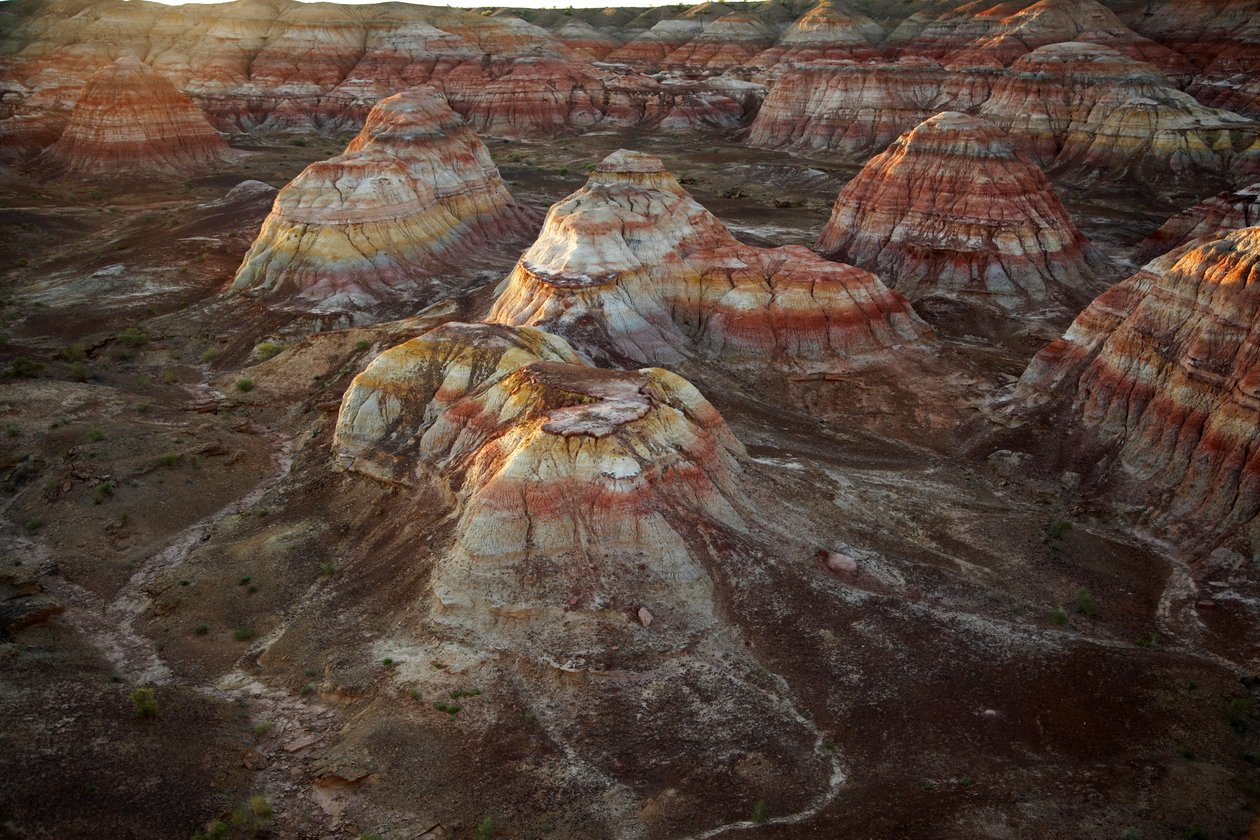 Rochas coloridas perto de Wu Cai Wan, no deserto de Gobi, Xinjiang, China Ocidental, 2007 (foto) de Ira Block