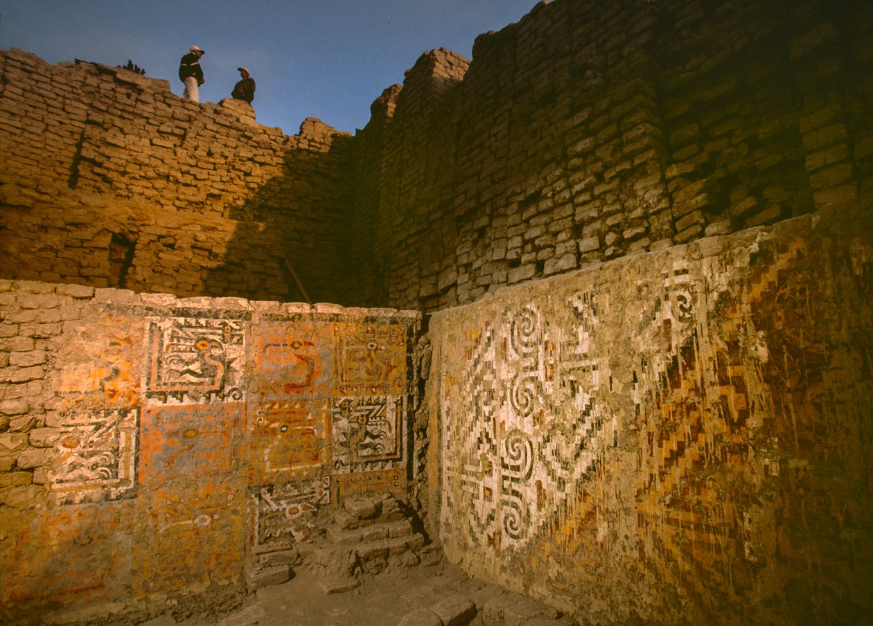 Arte elaborada nas paredes da Huaca Cao Viejo em El Brujo...., 2005 (foto) de Ira Block