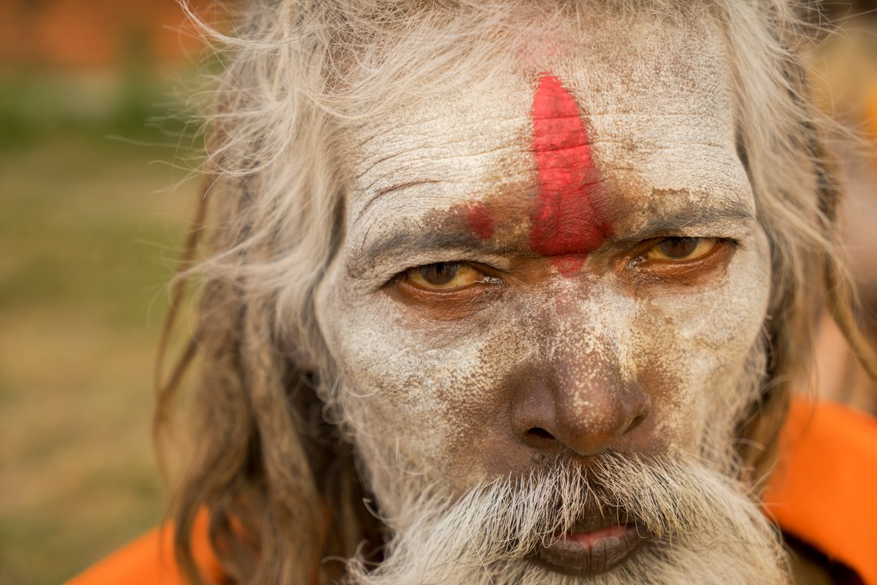 Homens santos no Templo de Pashupatinath, nas margens do rio Bagmati, em Katmandu, Nepal, 2014 (foto) de Ira Block