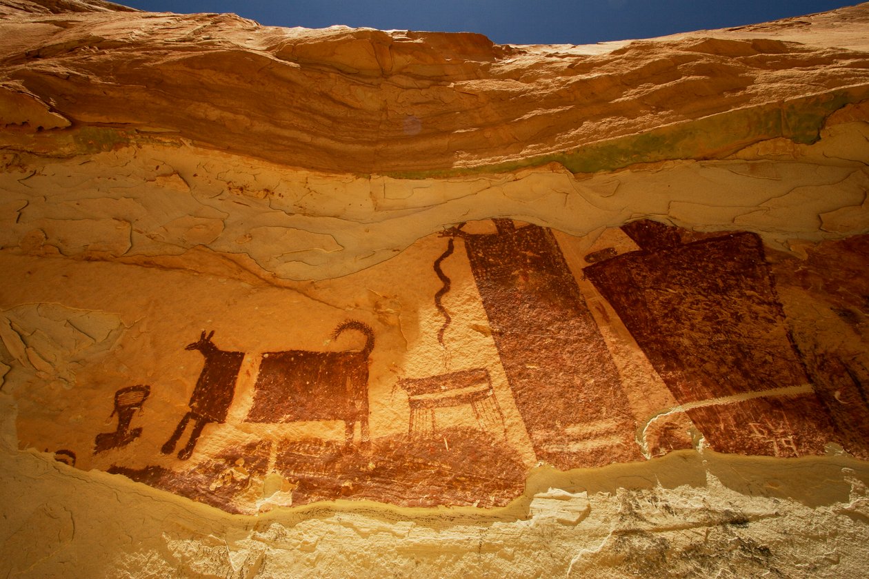 Em Temple Mountain Wash, perto de Hanksville, Utah. Petróglifos do estilo Barrier Canyon, 2005 (foto) de Ira Block