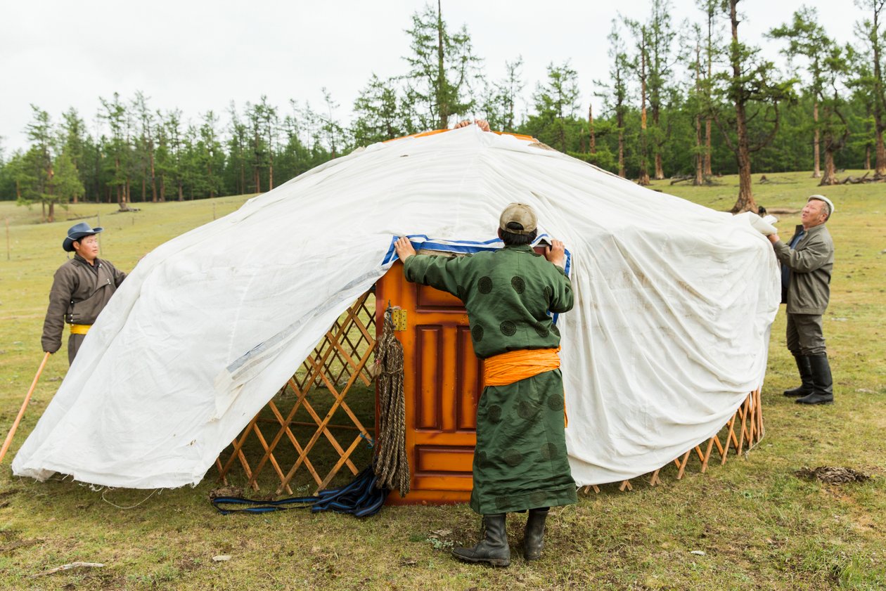 População local a construir uma ger, uma yurt portátil, perto do lago Khövsgöl, no norte da Mongólia, 2013 (foto) de Ira Block