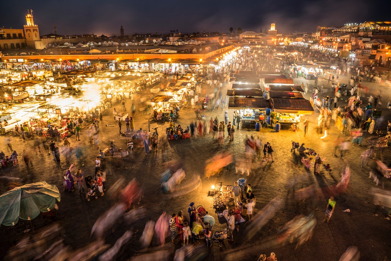 Vista da Jemaa el-Fnaa, a praça do mercado na medina, Marraquexe, 2014 (foto) de Ira Block