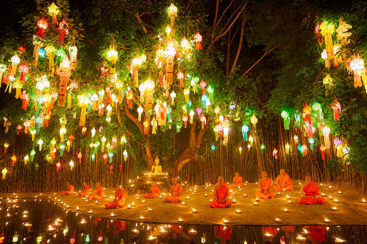 Monges noviços em Wat Phan Thao durante o Festival Loy Krathong (Yee Peng) em Chiangmai, Tailândia, 2019 (foto) de Ira Block