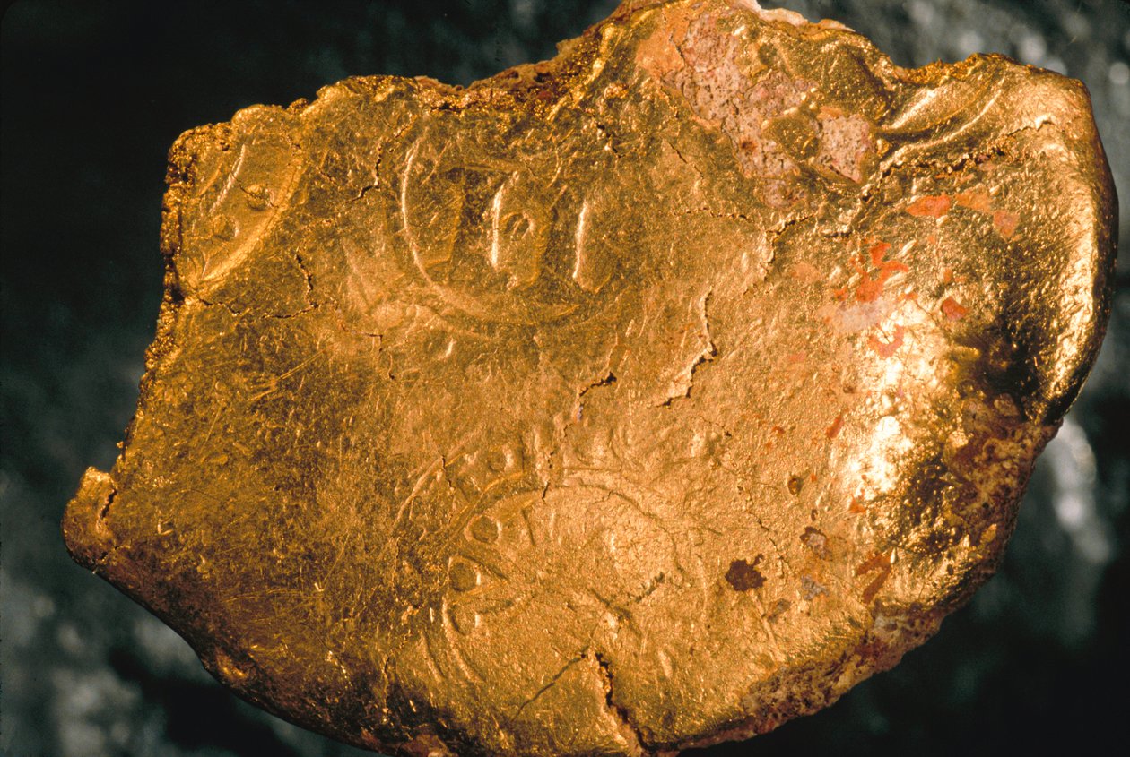 Carga preciosa dos séculos XVI e XVII encontrada em naufrágios perto das águas cubanas. Apresentam-se numa deslumbrante variedade de formas e tamanhos em ouro de 22 quilates. Esta é uma peça de ouro com um selo de imposto de avaliação Cortesia do Gabinete  de Ira Block