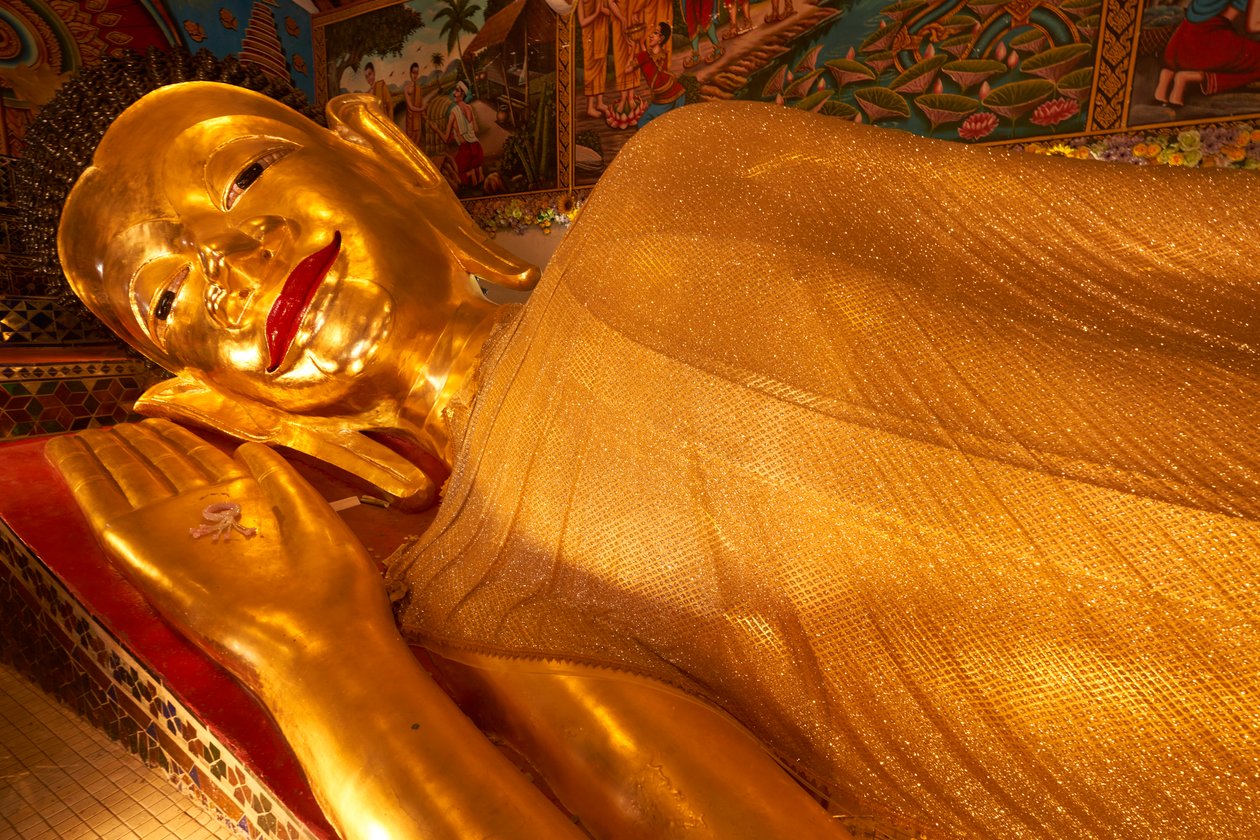 Estátua de Buda reclinada em Wat Phra Pan (Phra Non Mae Puka), Chiangmai, Tailândia, 2019 (foto) de Ira Block