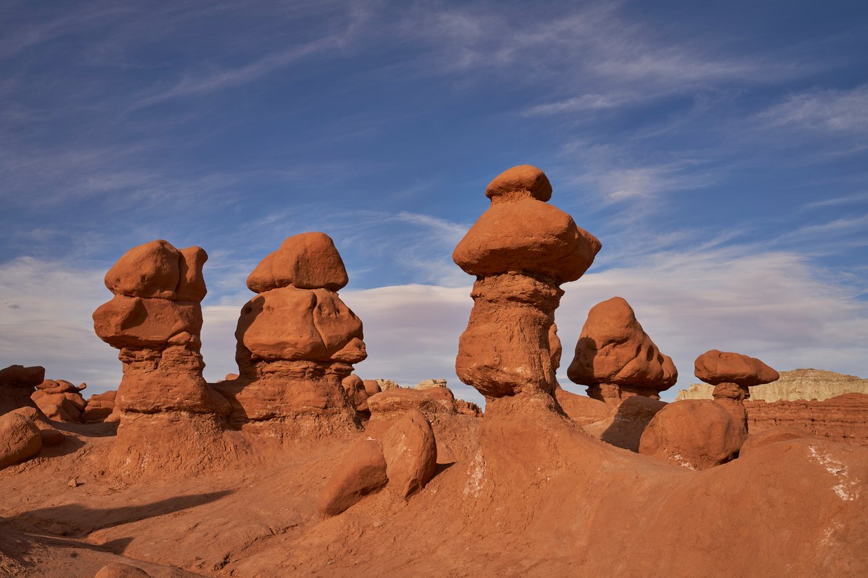 Formações rochosas no Parque Estadual de Goblin Valley, em Utah, 2020 (foto) de Ira Block