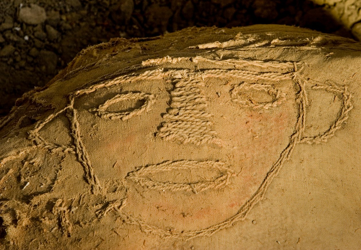 O fardo, ou trouxa de múmia, no túmulo principal no canto sudoeste da Huaca El Brujo, 2005 (foto) de Ira Block