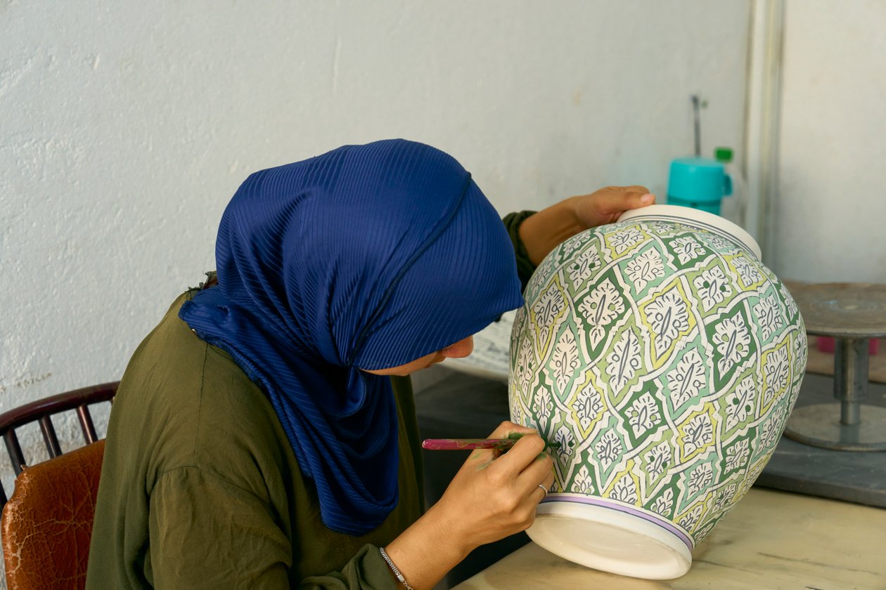Mulher a trabalhar numa fábrica de cerâmica em Fez, Marrocos, 2022 (foto) de Ira Block