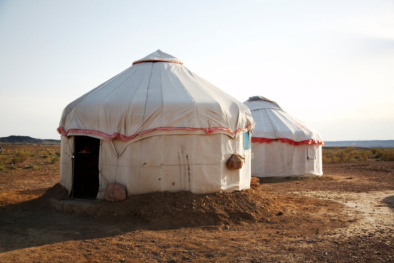 Yurts nas rochas coloridas para turistas perto do parque de campismo Wu Cai Wan em Gobi de..., 2007 (foto) de Ira Block