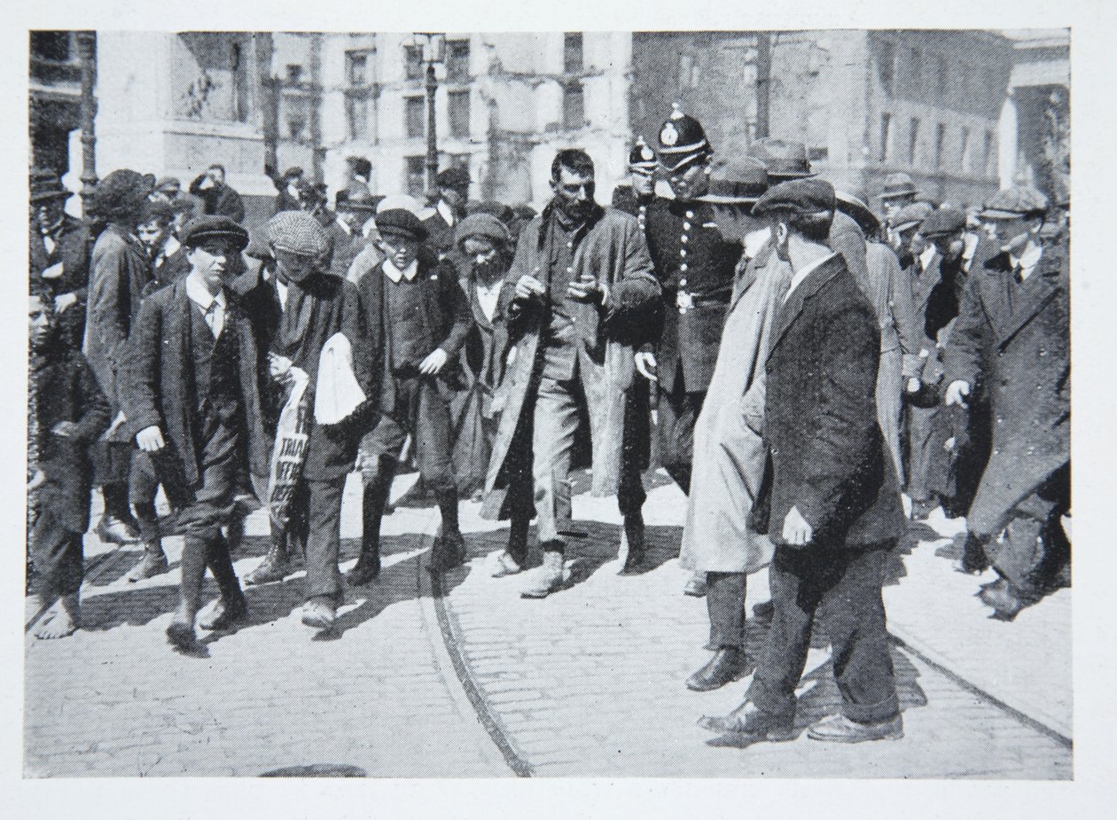 Rua lotada durante a revolta, de um registro ilustrado da Revolução Sinn Fein em Dublin, abril de 1916 de Irish Photographer