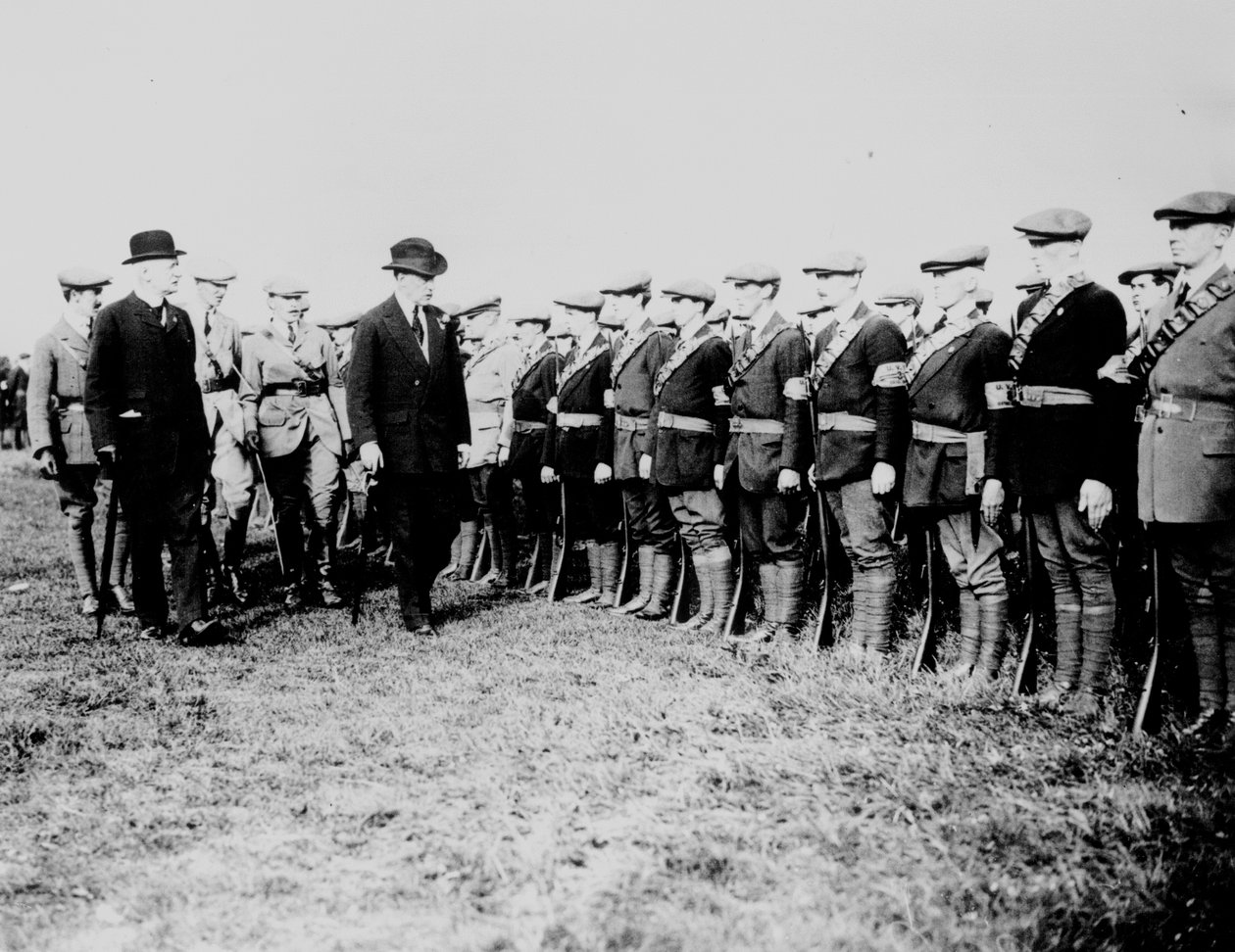 Edward Carson (1854-1935) Inspecionando Voluntários do Ulster Durante a Disputa Irlandesa em 1914 de Irish Photographer