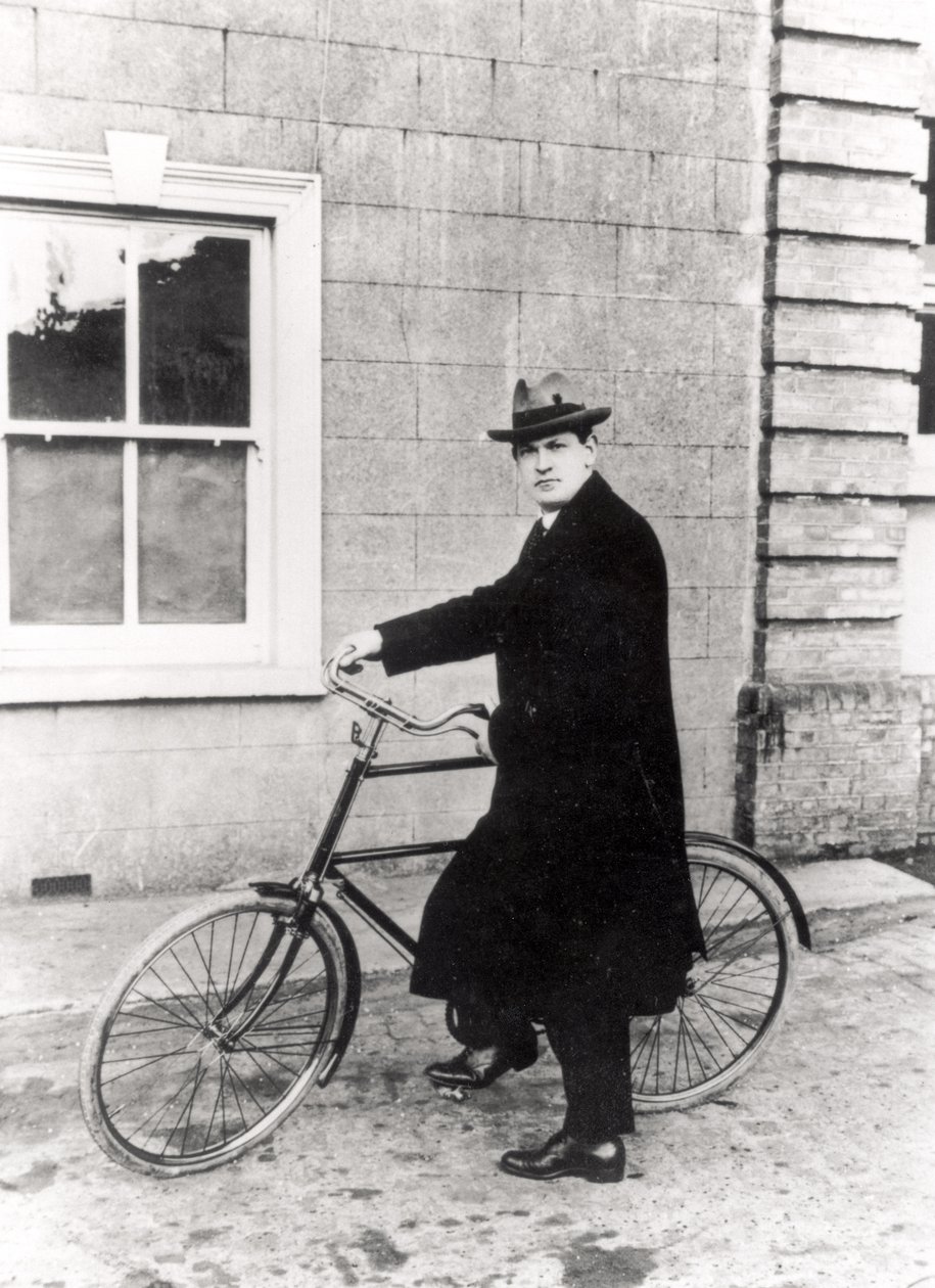 Michael Collins (1870-1922) com sua famosa bicicleta de Irish Photographer