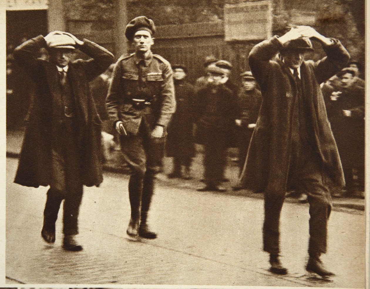 Dois membros do Sinn Fein sendo presos por tropas britânicas durante uma incursão nos escritórios do Ministério do Trabalho em Dublin, 1920 (foto sépia) de Irish Photographer