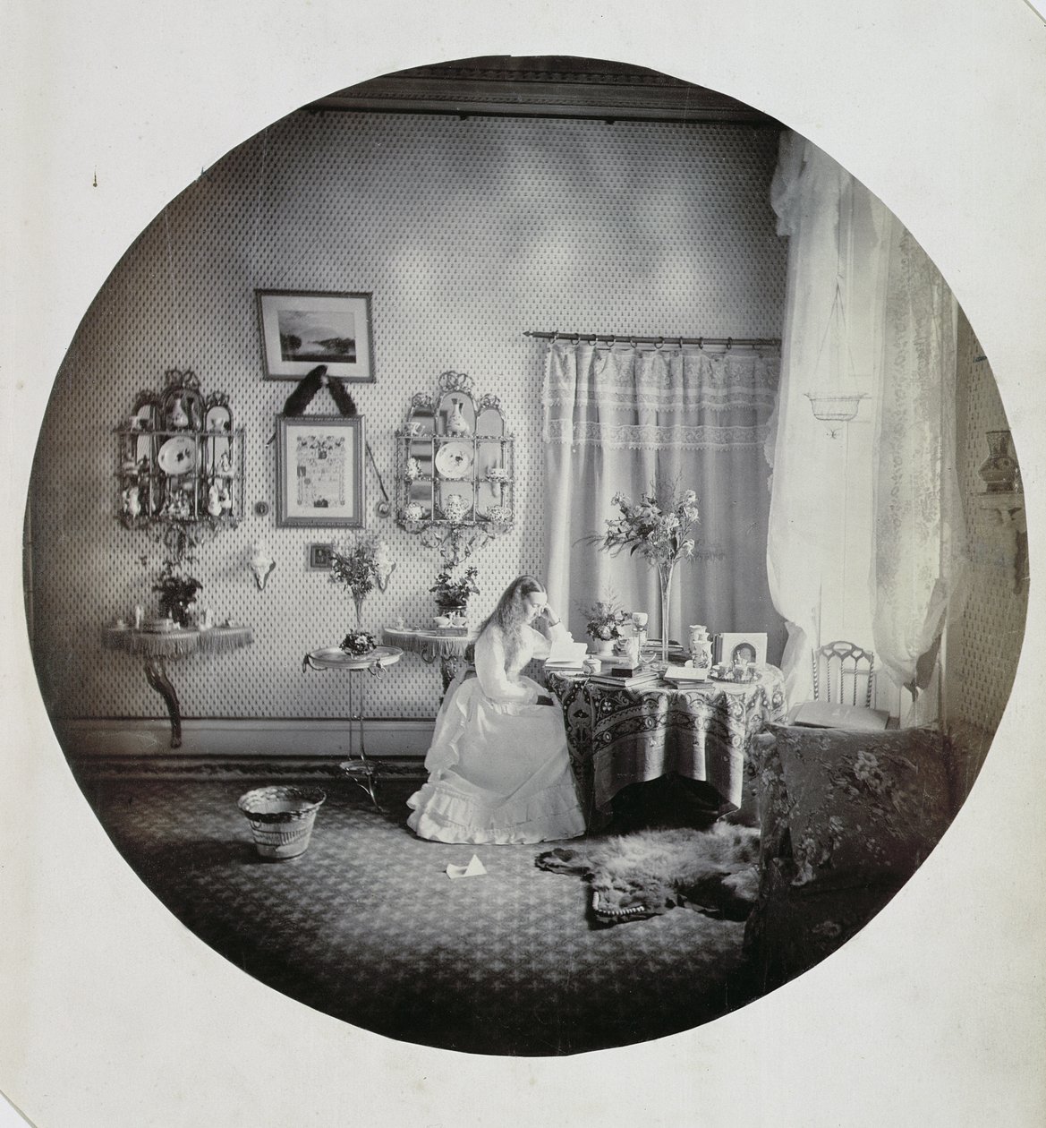 Interior da casa de Muckross, c.1865 (albumen print) de Irish Photographer