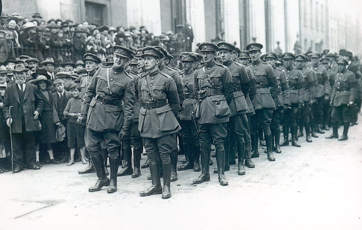 Michael Collins (1890-1922) (à esquerda) como Chefe do Exército do Estado Livre Irlandês no funeral de Arthur Griffith, agosto de 1922 de Irish Photographer