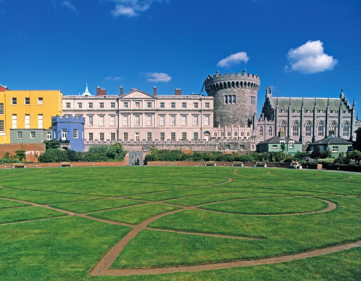 Castelo de Dublin, vista dos jardins de Irish School