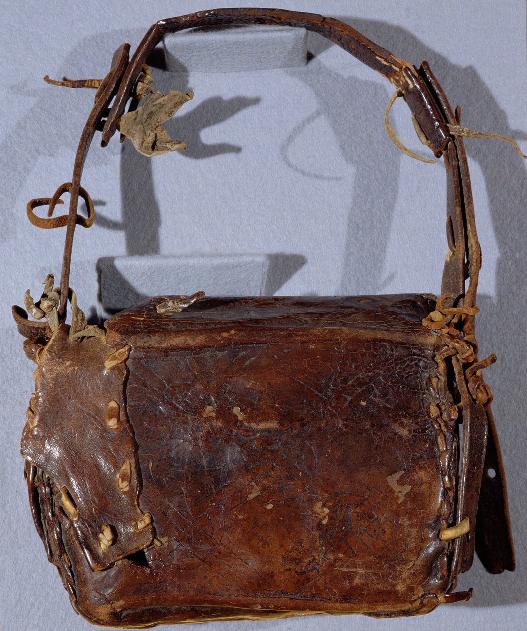 MS CCC 282 O Corpus Christi Book Satchel or Budget, visto de trás, irlandês, c.1120-30 (couro) de Irish School