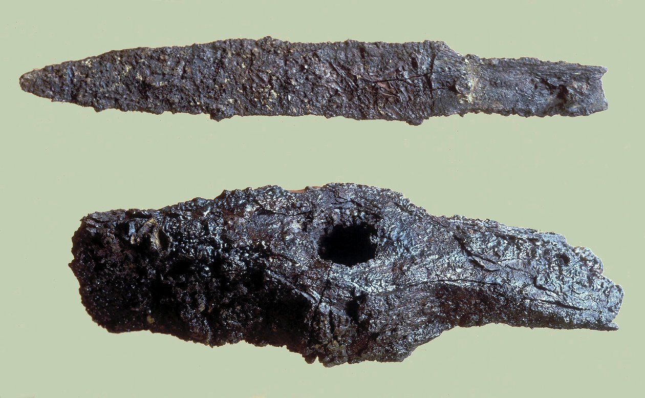 Machado e faca, encontrados nas escavações do ferro da cidade de Davi de Iron Age