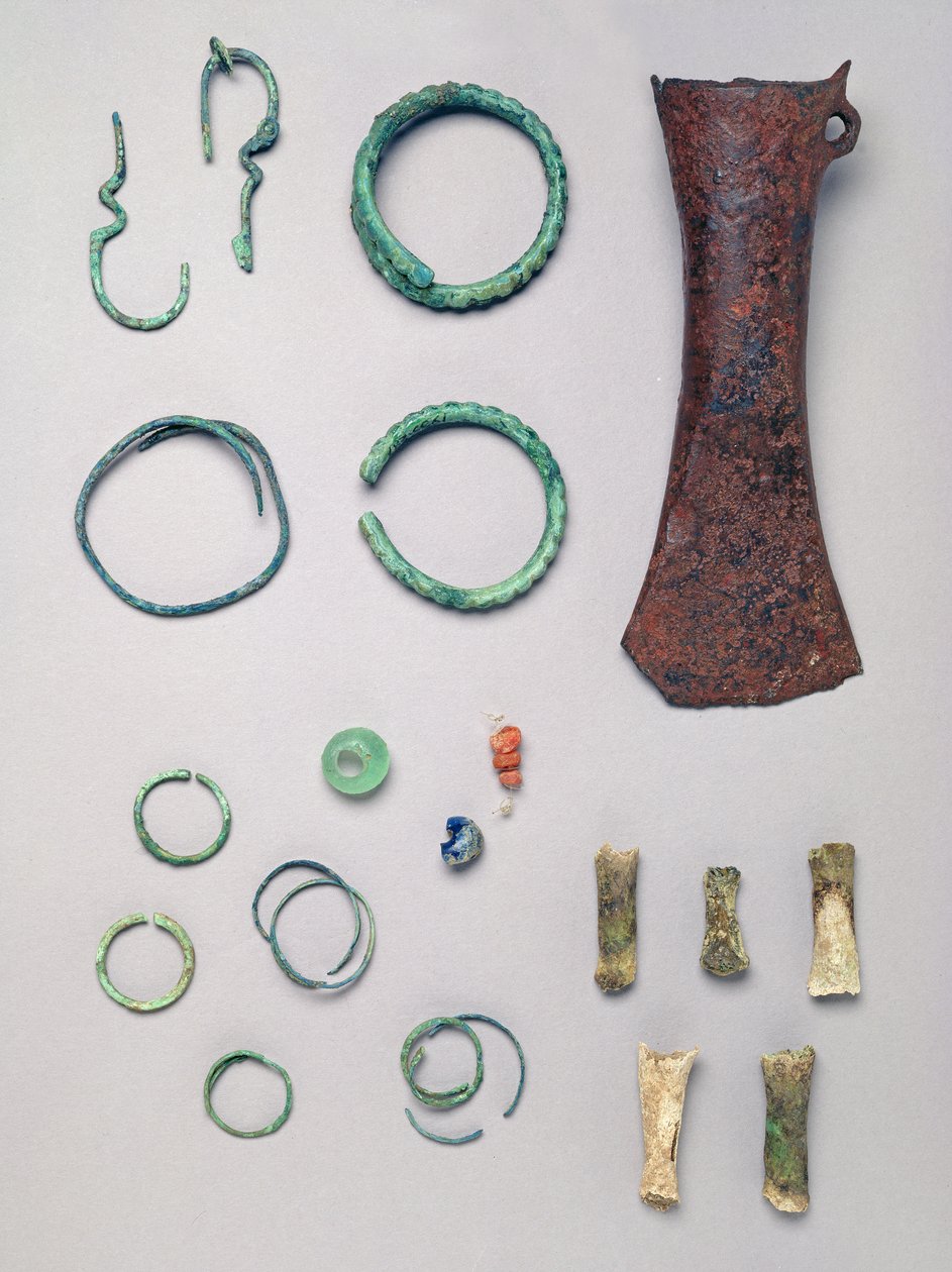 Conteúdo do túmulo de uma criança, de Barrow II, Grave I at Vace de Iron Age