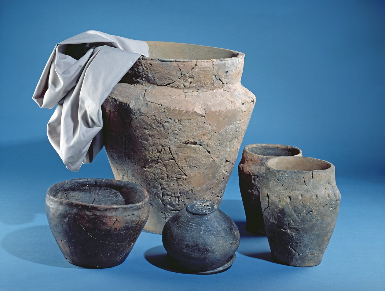 Seis potes feitos para diferentes fins, todos de Oxfordshire (ceramic0 de Iron Age