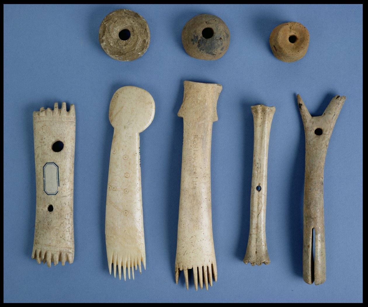 Espiras de fuso, pentes de tecelagem de chifres e um suporte de osso e encaixe de tear, Idade do Ferro (osso) de Iron Age