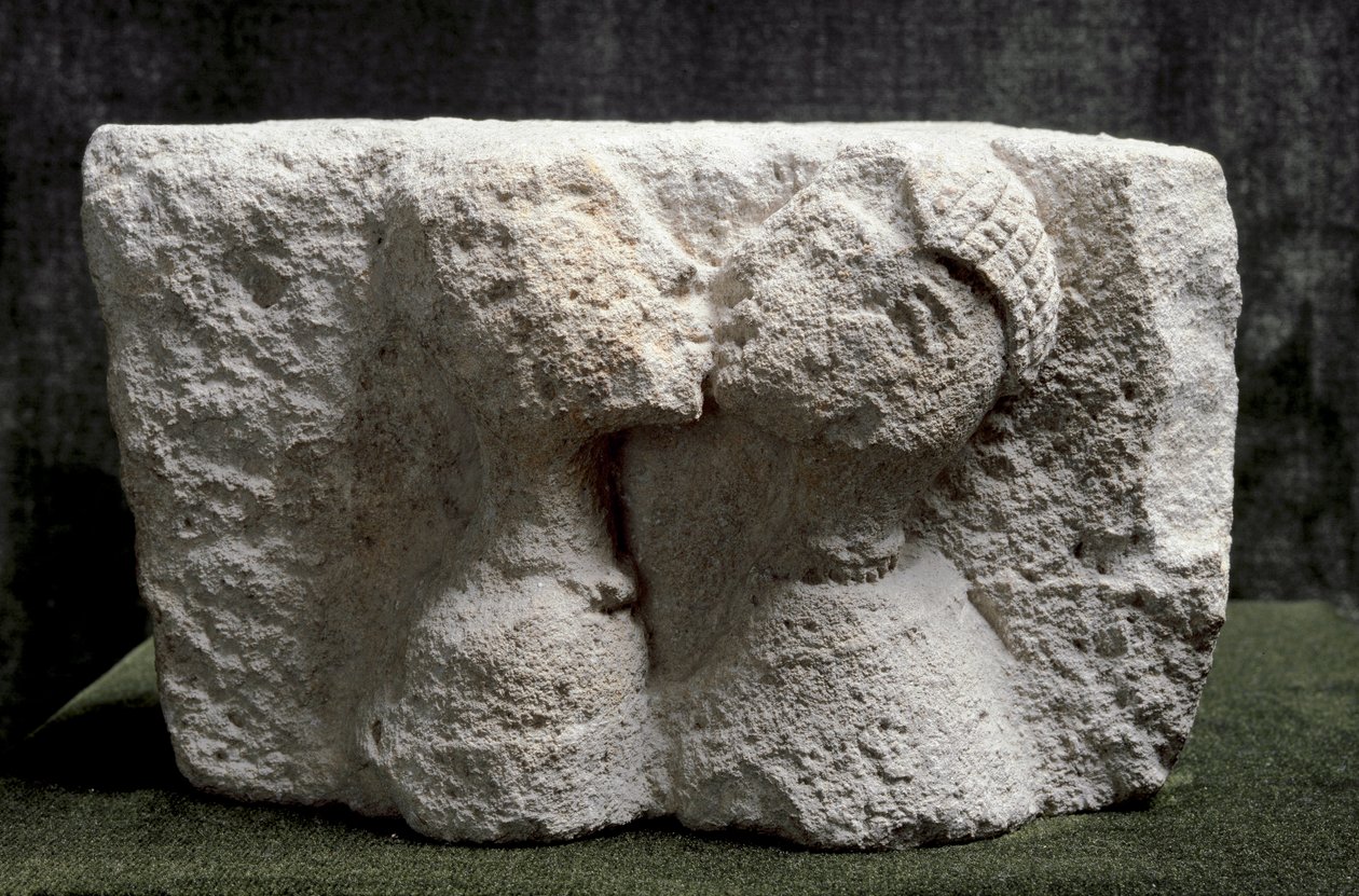 Arte Ibérica: o Beijo de Osuna (Beso de Osuna) Alto relevo de calcário representando um homem e uma mulher a beijarem-se - Idade do Ferro II, Dim. 13,5x24x20 cm - Madrid, Museu Nacional de Arqueologia - Beijo de Osuna - Relevo calcário (H. 13,5x24x20 cm),  de Iron Age