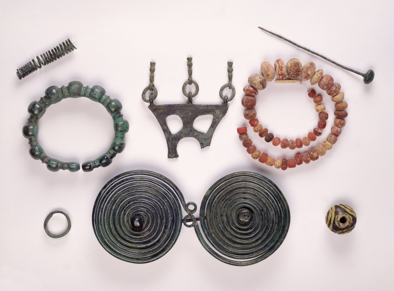Joalharia encontrada em um túmulo feminino em Hallstatt, Celtic de Iron Age