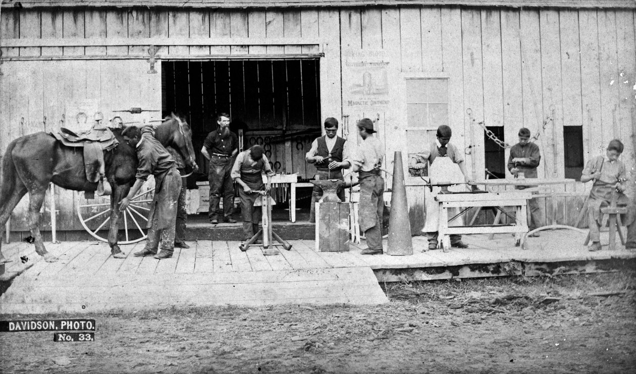 Escola de Treinamento Indiana, Forest Grove, Oregon: Blacksmithing, 1882 (foto bw) de Isaac Grundy Davidson