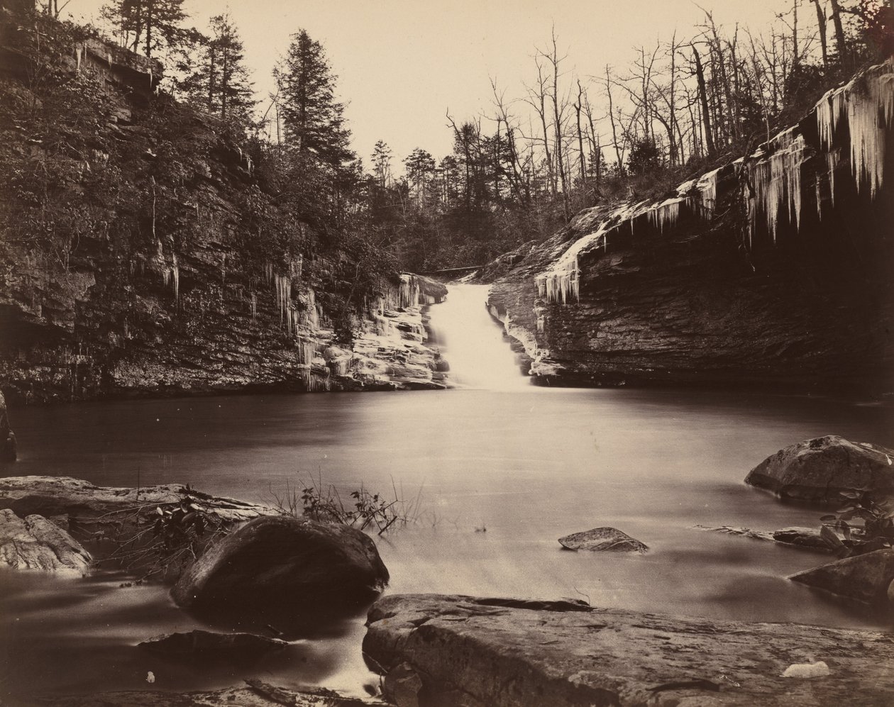 Lula Lake, Upper Falls, Lookout Mountain, Geórgia, 1864-1865. de Isaac H. Bonsall