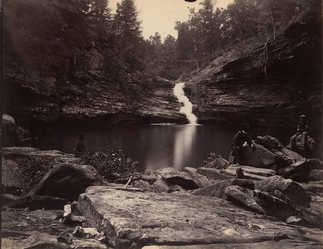 Lula Lake e Upper Falls em Rock Creek, perto de Lookout Mountain, Geórgia, 1864-65. de Isaac H. Bonsall