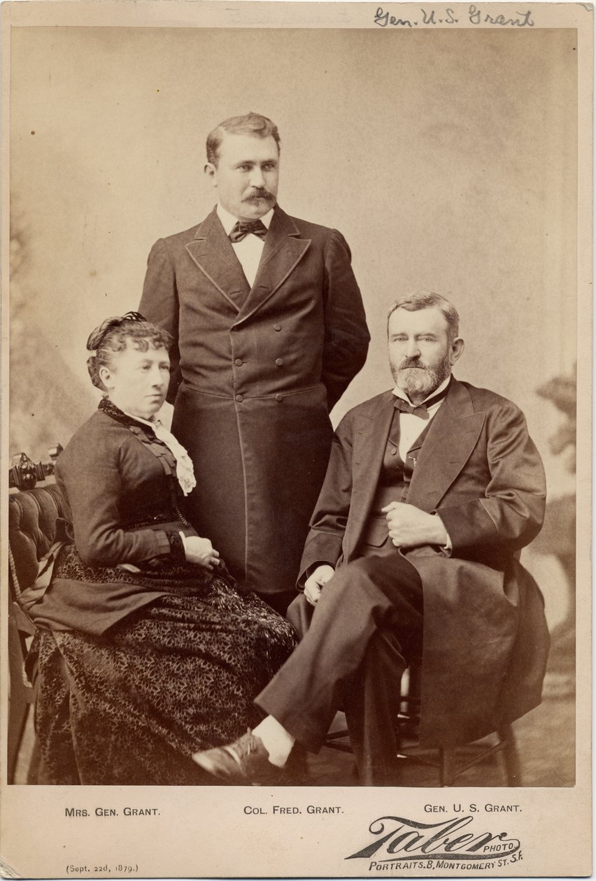 Grant Julia T (Dent) (1826-1902); Ulysses Simpson Grant (1822-85), General do Exército da União, 18º Presidente dos EUA; Coronel Frederick Dent Grant (1850-1912) (foto do albume) de Isaiah Taber