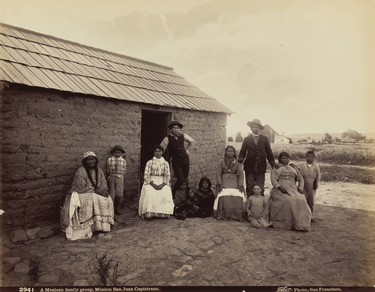 Um grupo familiar mexicano, Missão de San Juan Capistrano, Califórnia, 1880 (foto) de Isaiah Taber